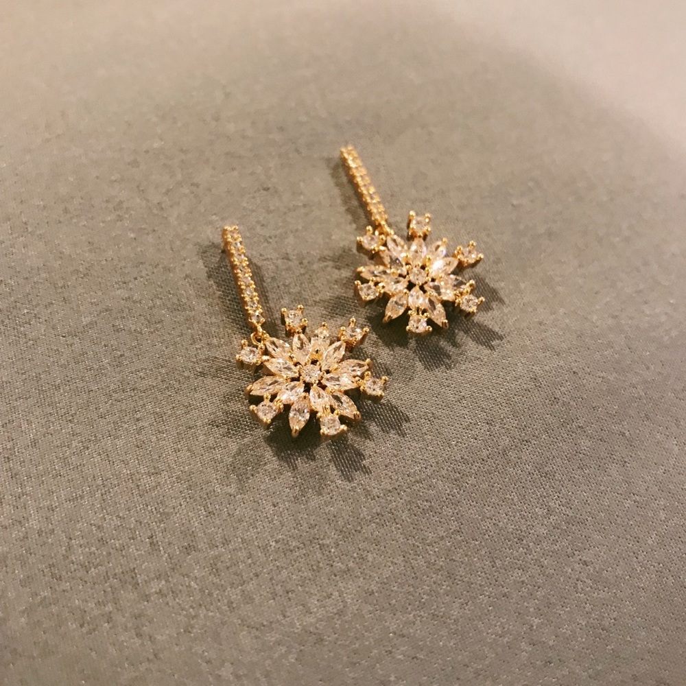 Flower dainty earrings
